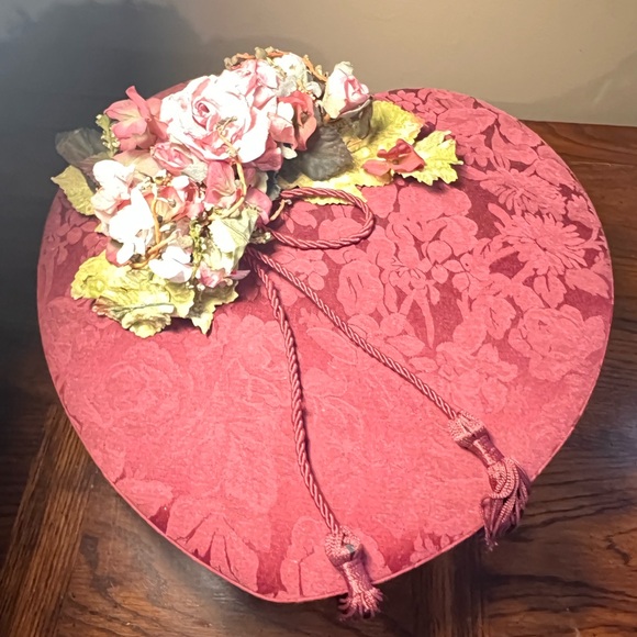 Elegant Floral Heart-Shaped Hat Box - Picture 1 of 7